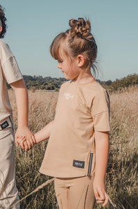 BASICS TEE - TAN